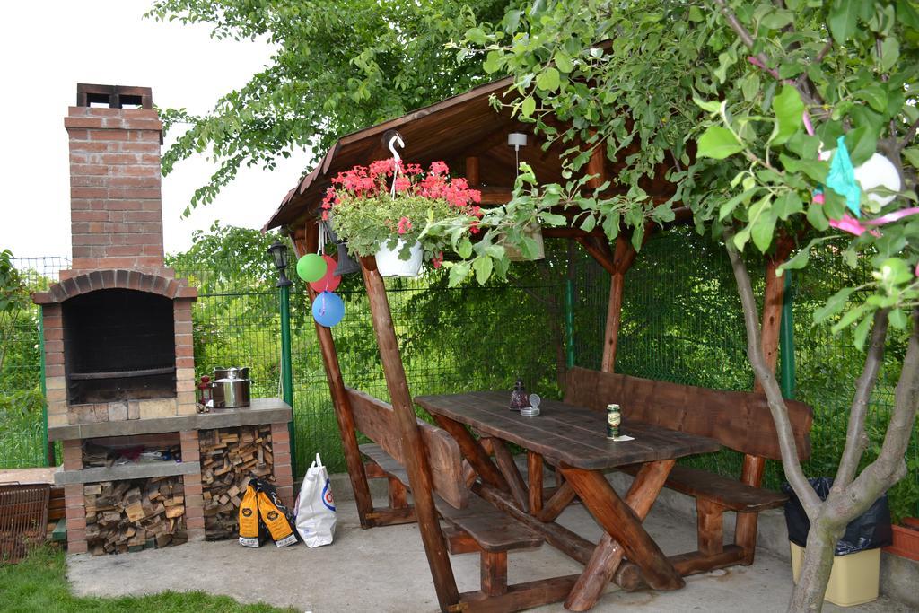 Happy Place - Casuta Galbena Domnesti  ภายนอก รูปภาพ