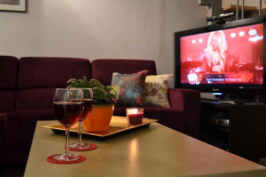Happy Place - Casuta Galbena Domnesti  ภายนอก รูปภาพ