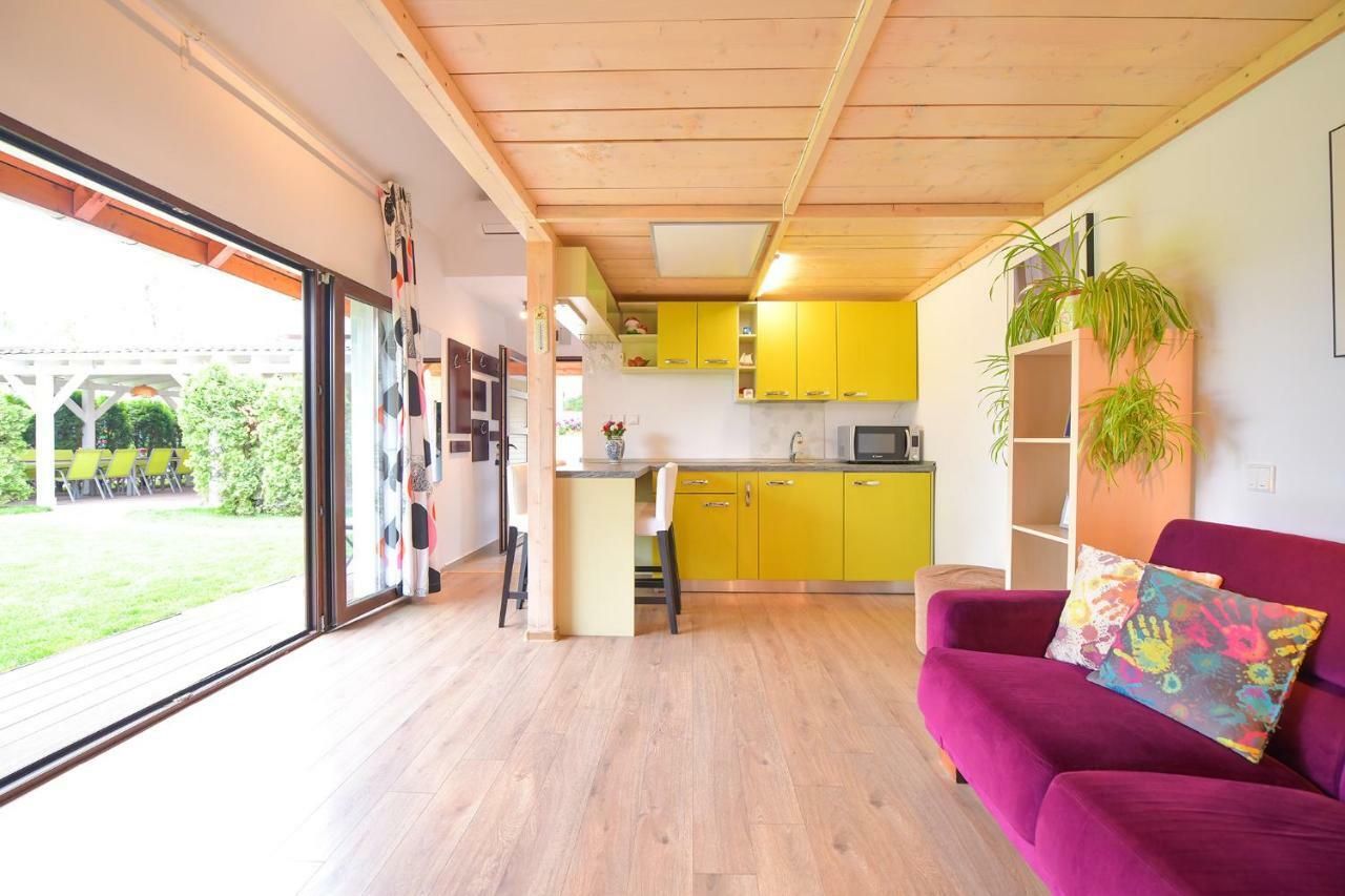 Happy Place - Casuta Galbena Domnesti  ภายนอก รูปภาพ